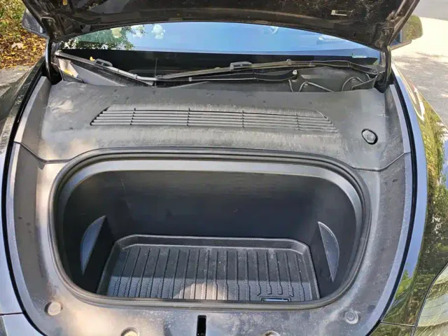 Tesla Model Y — Фото автомобиля 10