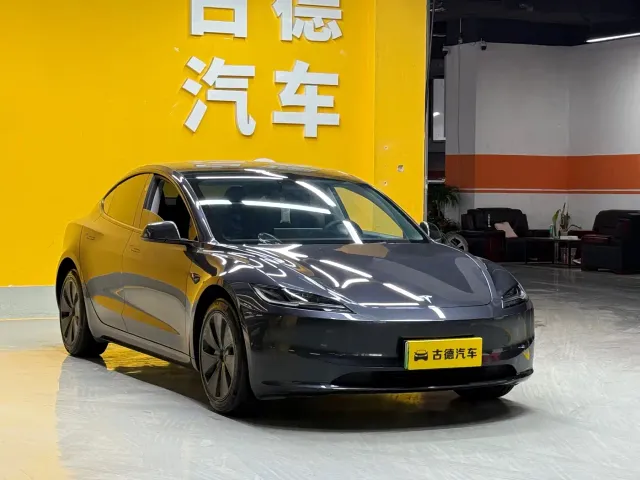 Tesla Model 3 — Фото автомобиля 3