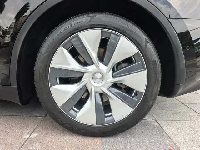 Tesla Model Y — Фото автомобиля 23