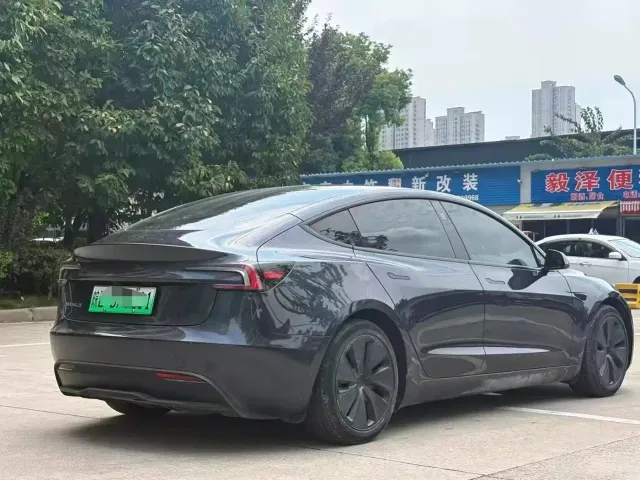 Tesla Model 3 — Фото автомобиля 4