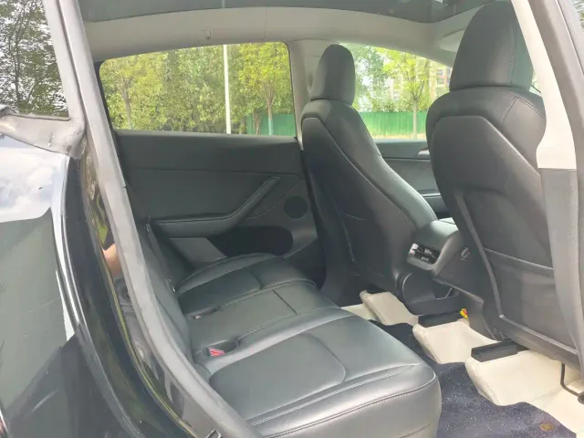 Tesla Model Y — Фото автомобиля 21
