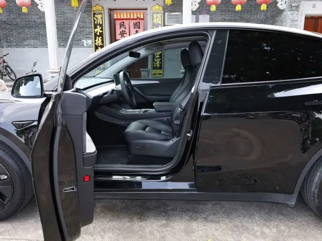 Tesla Model Y — Фото автомобиля 18