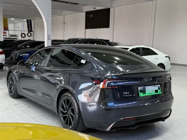 Tesla Model 3 — Фото автомобиля 4