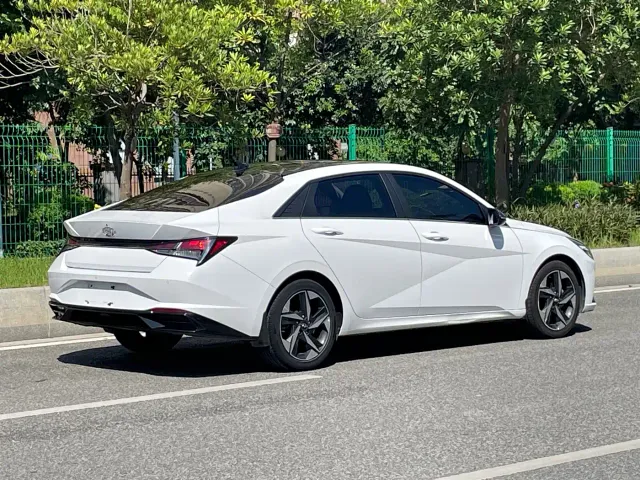 Hyundai Elantra — Фото автомобиля 19