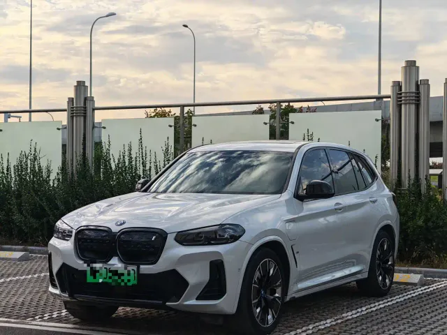 Фотография автомобиля — BMW iX3