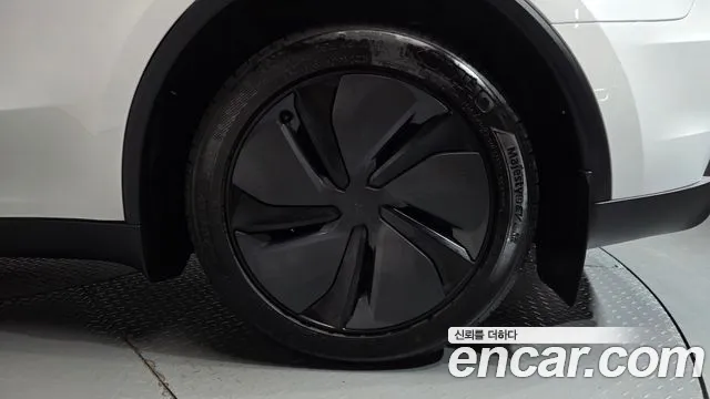Tesla Model Y — Фото автомобиля 6