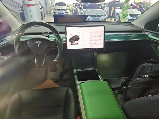 Tesla Model Y — Фото автомобиля 9