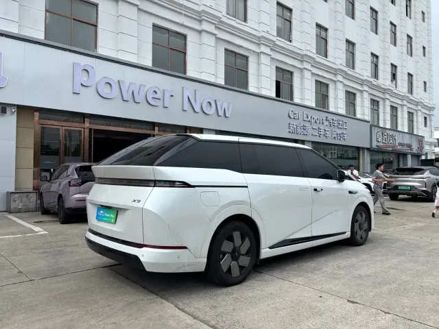 Xpeng X9 — Фото автомобиля 5