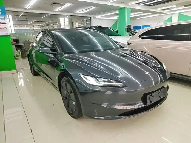Tesla Model 3 — Фото автомобиля 3