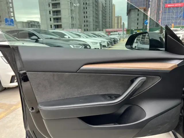 Tesla Model 3 — Фото автомобиля 9