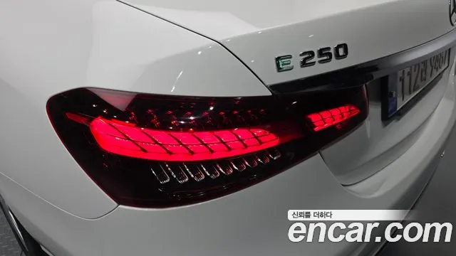 Mercedes-Benz E-Class — Фото автомобиля 23
