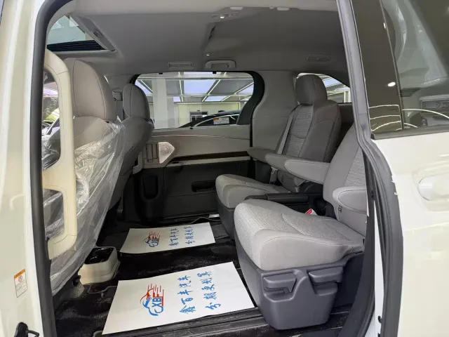 Toyota Sienna — Фото автомобиля 5