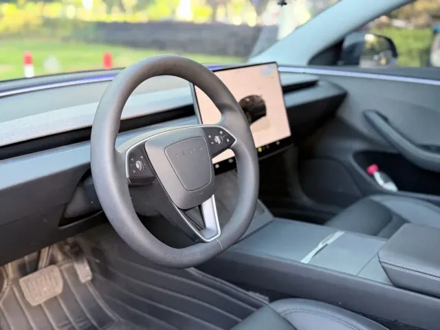 Tesla Model 3 — Фото автомобиля 16