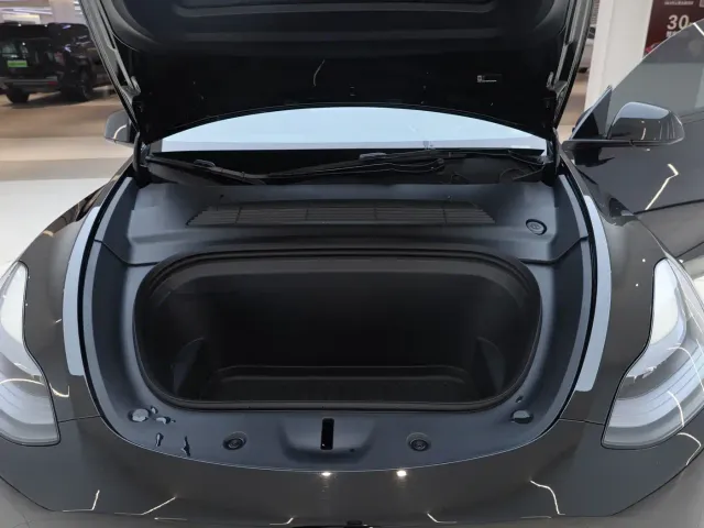Tesla Model Y — Фото автомобиля 22