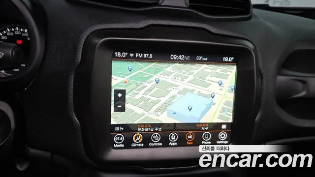 Jeep Renegade — Фото автомобиля 14