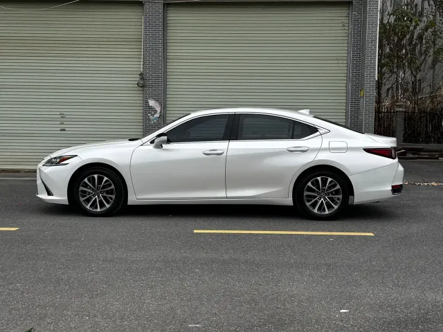 Lexus ES — Фото автомобиля 10
