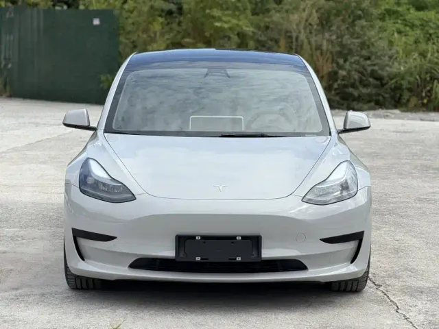 Tesla Model 3 — Фото автомобиля 2