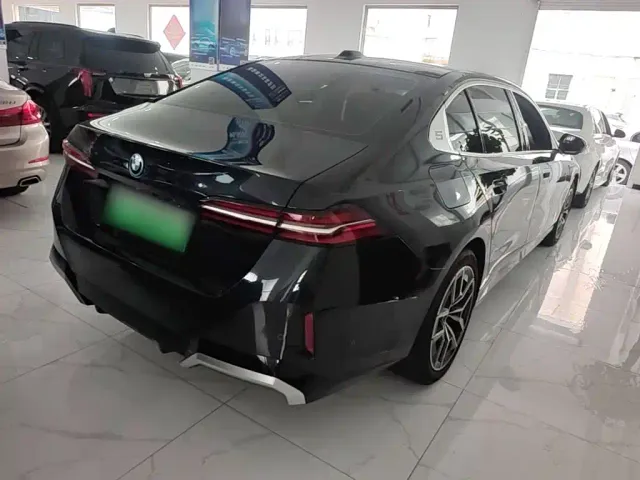 BMW i5 — Фото автомобиля 4