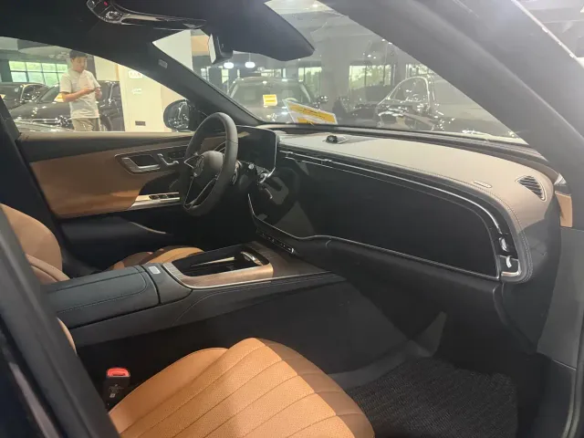 Mercedes-Benz E-Class — Фото автомобиля 4