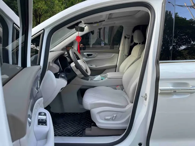 Roewe iMAX8 — Фото автомобиля 4