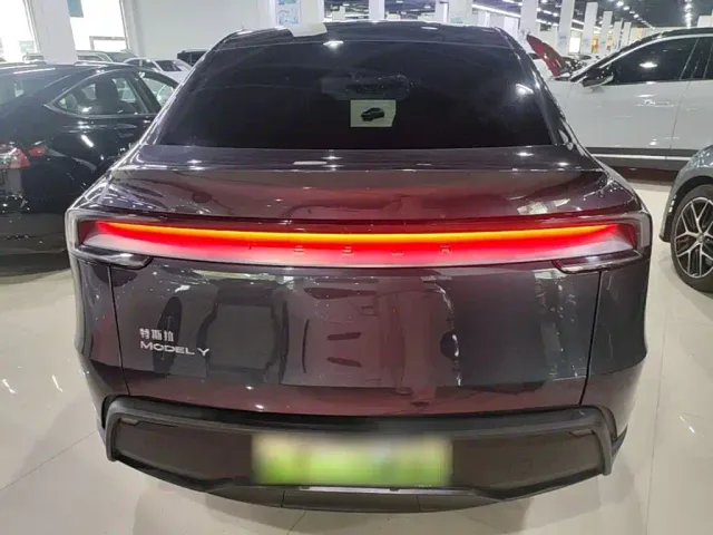 Tesla Model Y — Фото автомобиля 5