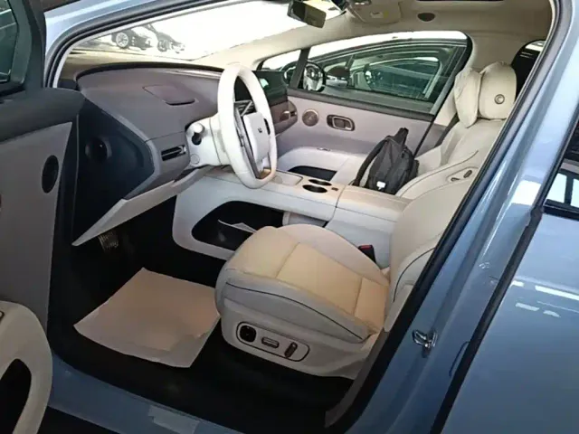 Li Auto i8 — Фото автомобиля 15