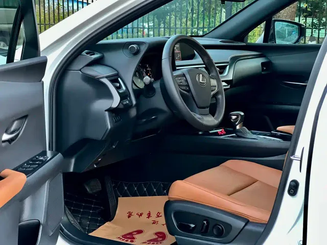 Lexus UX — Фото автомобиля 4