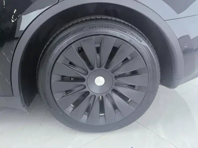 Tesla Model Y — Фото автомобиля 6