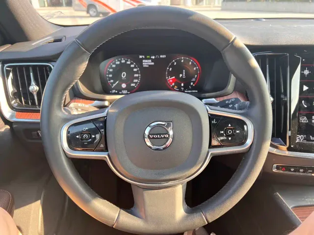 Volvo V60 — Фото автомобиля 7