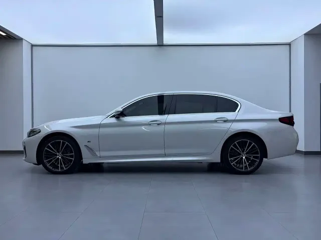 BMW 5 Series — Фото автомобиля 3