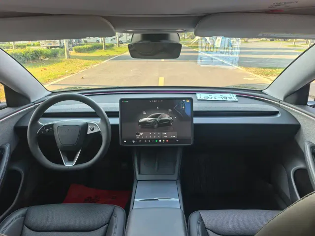 Tesla Model 3 — Фото автомобиля 5