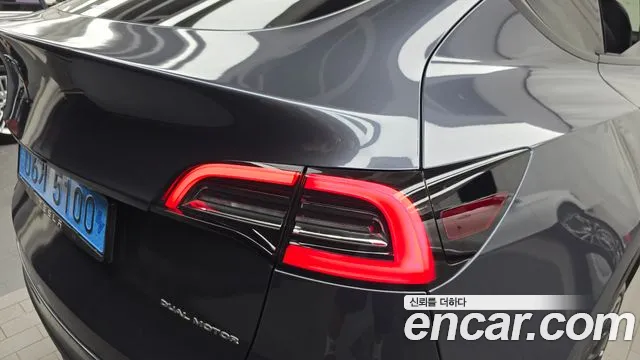 Tesla Model Y — Фото автомобиля 23