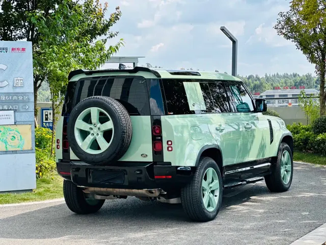 Land Rover Defender — Фото автомобиля 12