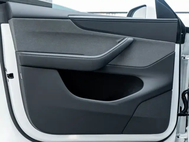 Tesla Model Y — Фото автомобиля 22