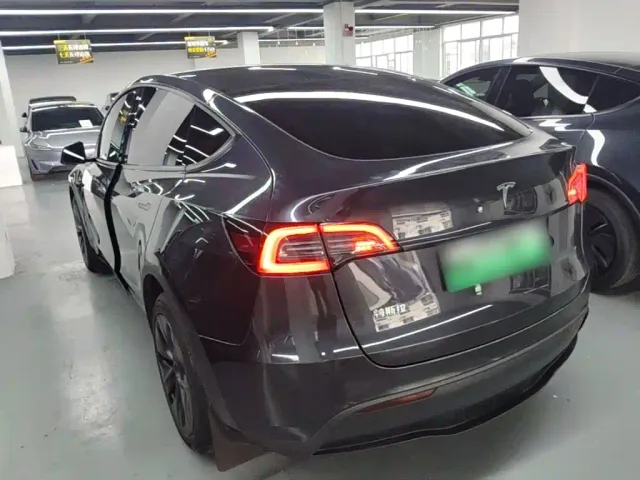 Tesla Model Y — Фото автомобиля 22