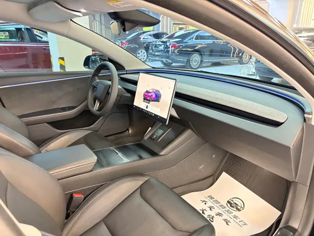 Tesla Model 3 — Фото автомобиля 18