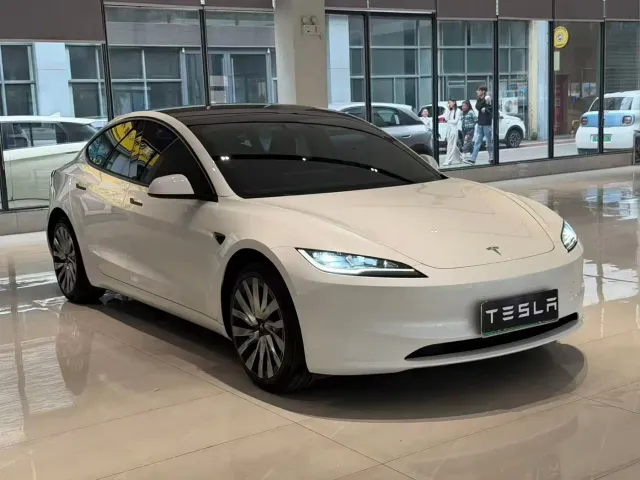 Tesla Model 3 — Фото автомобиля 3