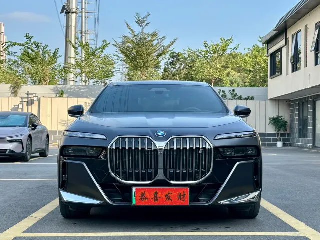 BMW i7 — Фото автомобиля 2