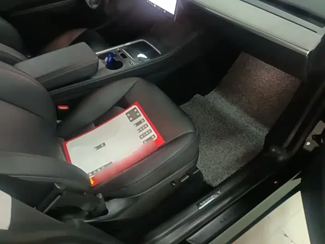 Tesla Model Y — Фото автомобиля 24