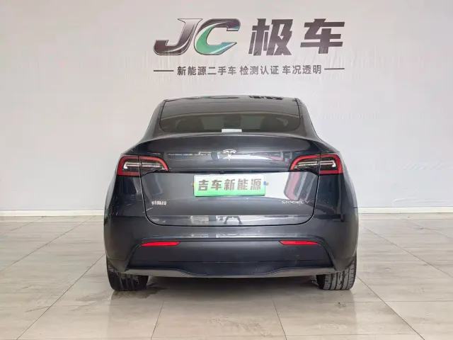 Tesla Model Y — Фото автомобиля 13