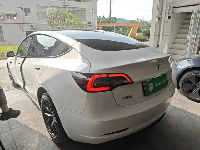 Tesla Model 3 — Фото автомобиля 4