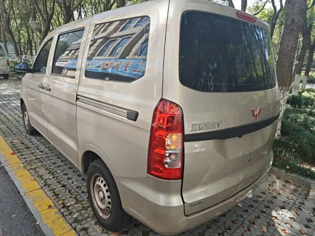 Wuling Hongguang V — Фото автомобиля 4