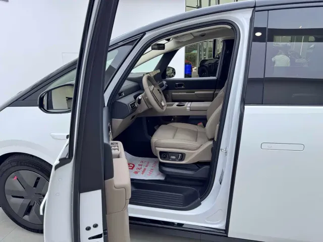 Li Auto MEGA — Фото автомобиля 9
