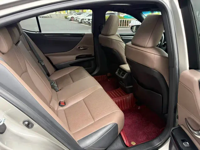 Lexus ES — Фото автомобиля 13
