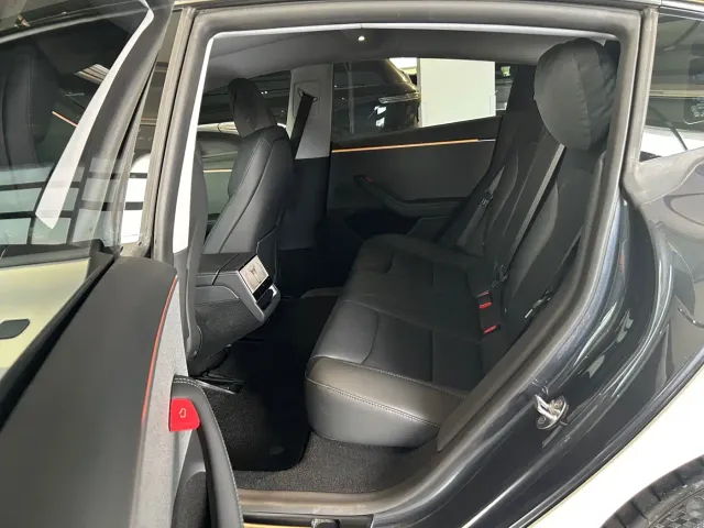 Tesla Model 3 — Фото автомобиля 6
