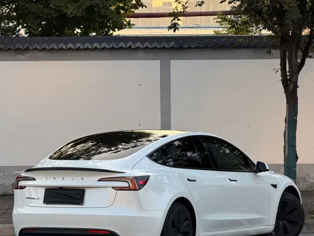 Tesla Model 3 — Фото автомобиля 3
