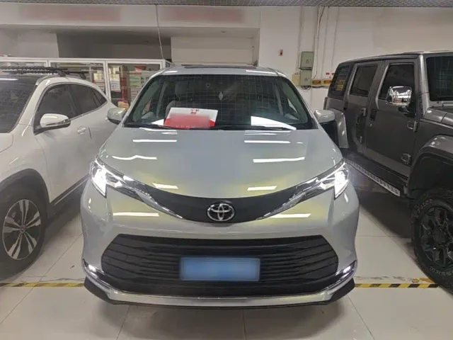 Toyota Sienna — Фото автомобиля 2