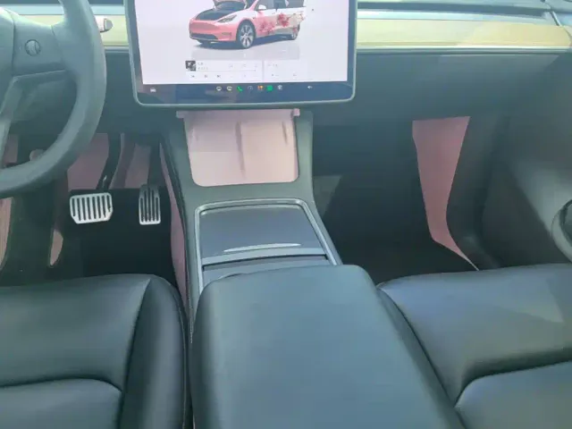 Tesla Model Y — Фото автомобиля 13