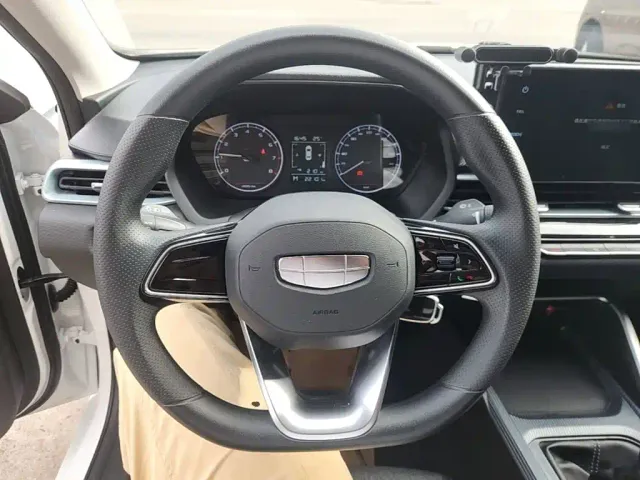 Geely Emgrand — Фото автомобиля 10