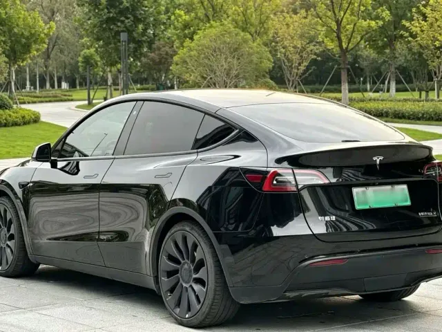 Tesla Model Y — Фото автомобиля 9